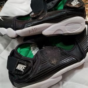 Nike Black & White Stylish Gym shoes